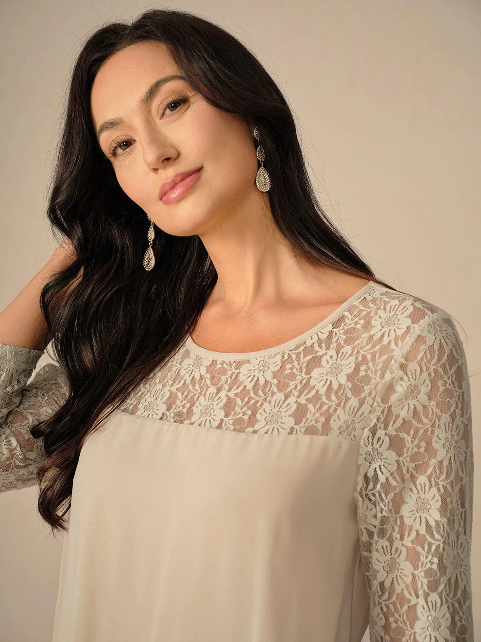 Katmanlı Dantel Detaylı Şifon Elbise