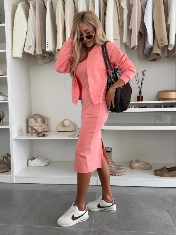 Karin  Şıklığıyla Öne Çıkan Konforlu Elbise ve  Ceket Takımı