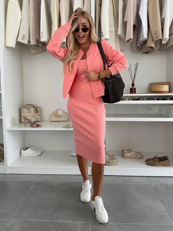 Karin  Şıklığıyla Öne Çıkan Konforlu Elbise ve  Ceket Takımı